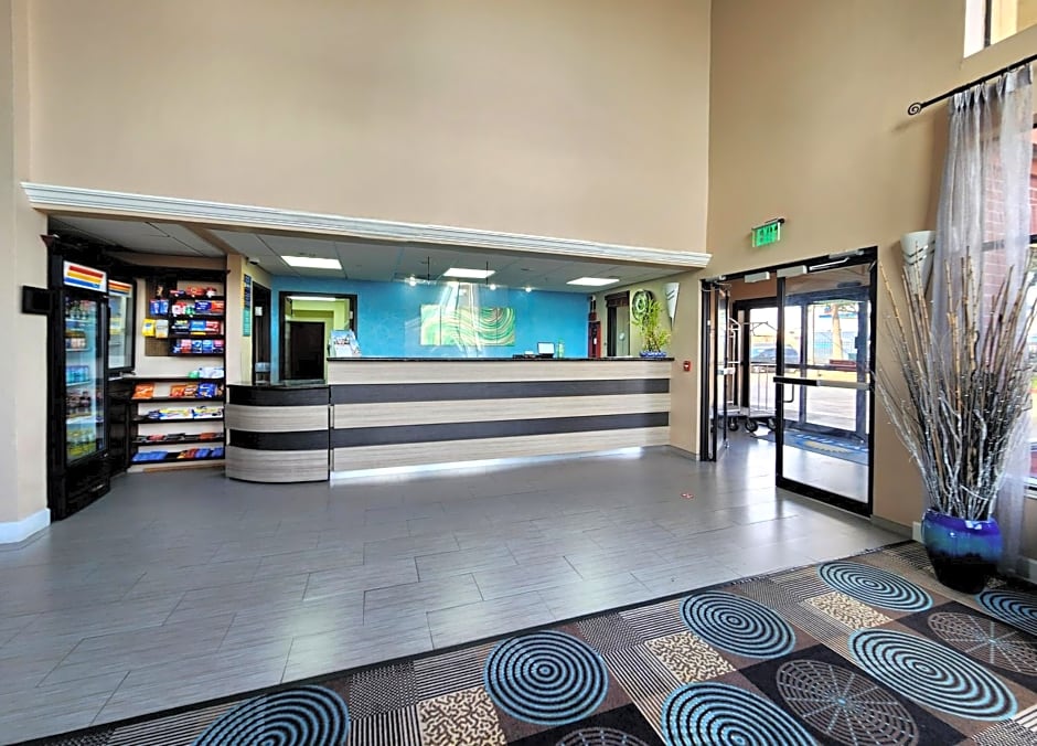Days Inn & Suites by Wyndham Sam Houston Tollway