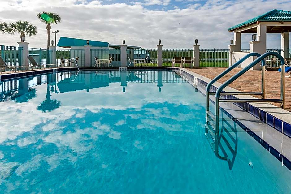 Days Inn & Suites by Wyndham Lake Okeechobee