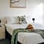 The Crest Apartments - Main Beach