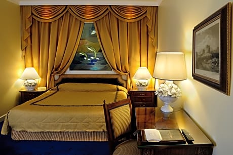 INNER (NO WINDOW NO VIEWS)