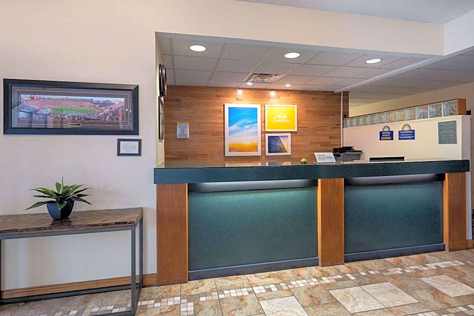 Days Inn & Suites by Wyndham Madison