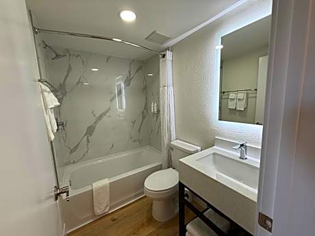 King Room with Kitchenette - Non-Smoking