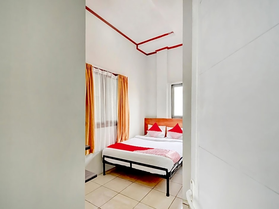 Vaccinated Staff - OYO 90048 Teratai Bekasi Guesthouse