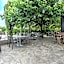 PoMo Hotel & Restaurant