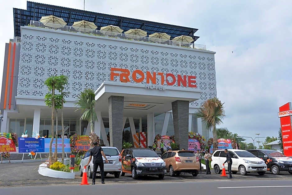 Front One Hotel Pamekasan Madura