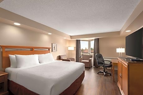 1 King Bed Superior Club Room Non-Smoking