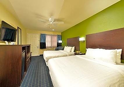 Queen Room with Two Queen Beds - Non-Smoking - Non-refundable - Breakfast included in the price 