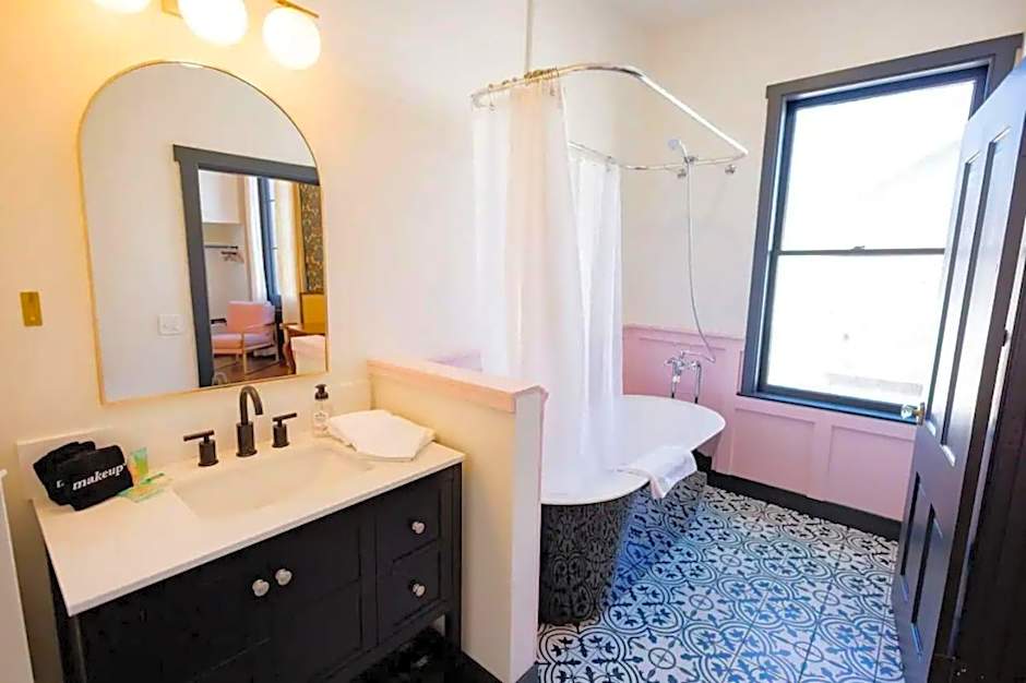 Speakeasy King Suite (Rm 8)