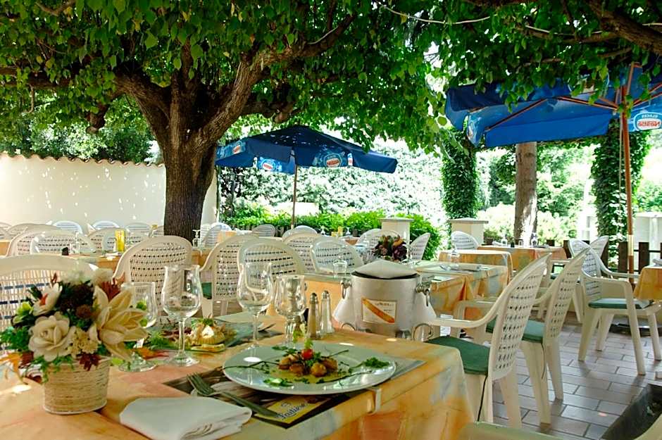 Logis Hotel Des Voyageurs Restaurant La Bonne Tabl'Hay