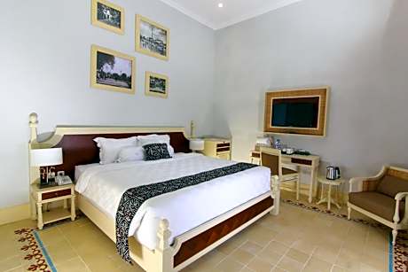 Executive Deluxe with Pool View