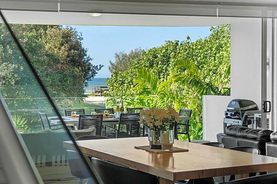 Absolute Beachfront Marcoola - Private Pool - Private Spa Bath - Games