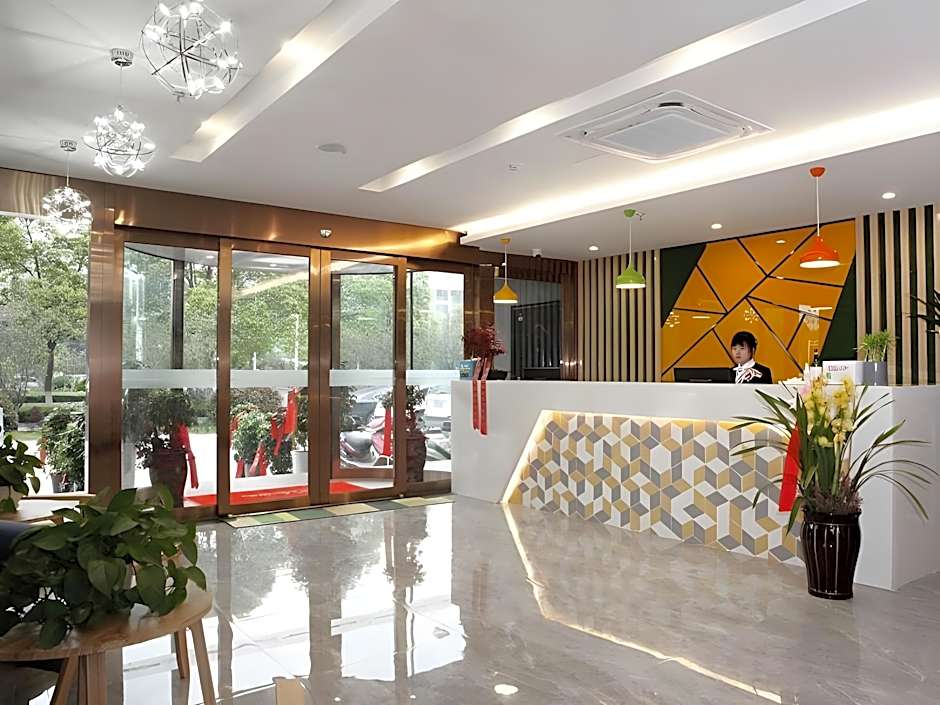 Vatica Hotel Anqing Wuyue Square Bo'ai Hospital