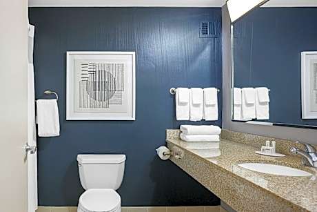 Queen Room with Two Queen Beds and Roll-In Shower - Mobility Access/Hearing Accessible