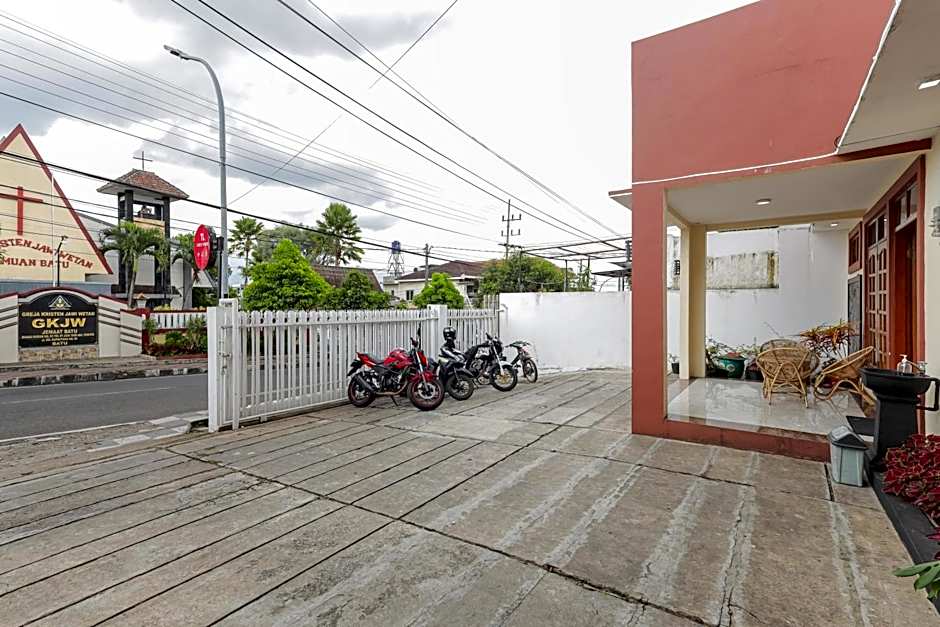 RedDoorz at WR Supratman Batu