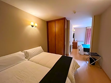 Family Room (2 Adults + 2 Children)