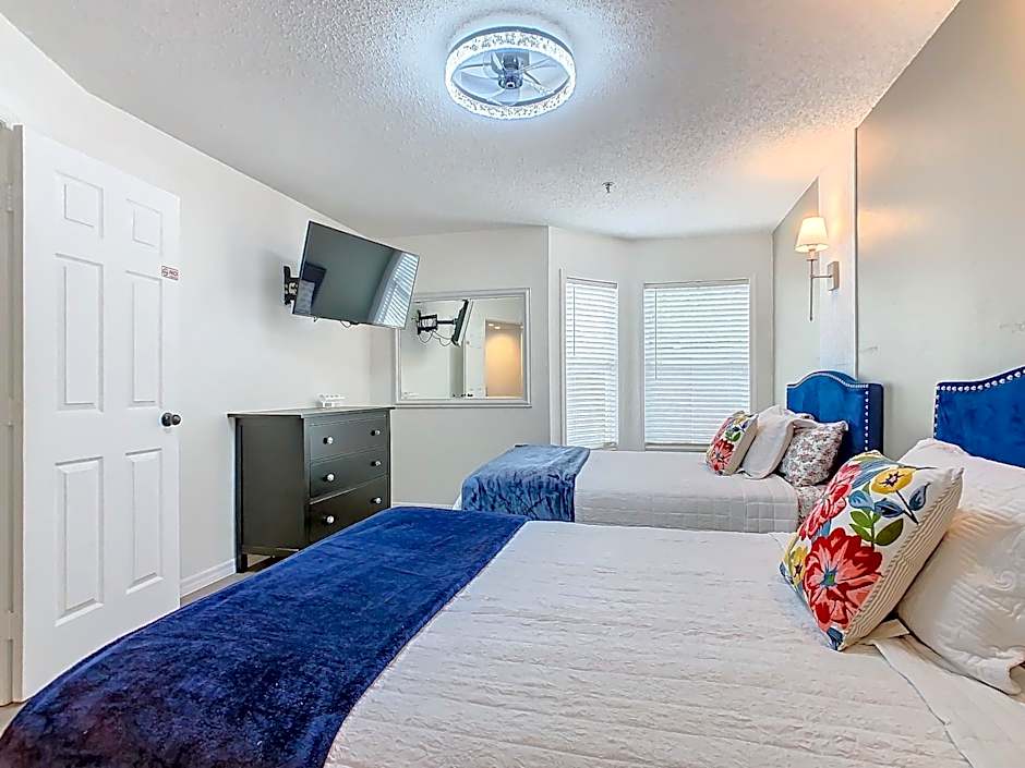 Be Our Guest! 1 Bedroom Condo Near Disney Parks!