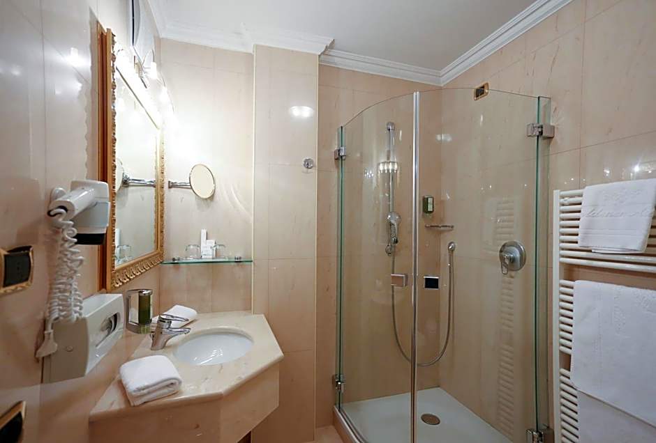 Cityhotel Goldener Adler B&B