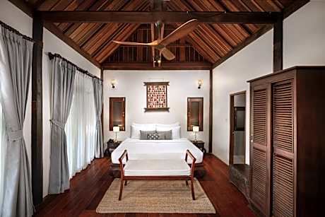 Bungalow with Pond View