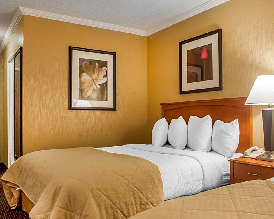 Clarion Hotel & Suites Riverfront