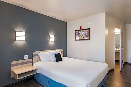 Roll In Accessible Queen Room