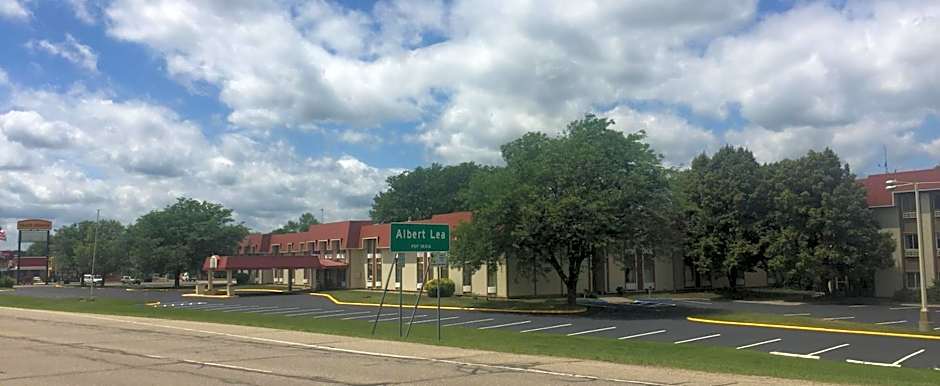 Ramada by Wyndham Albert Lea