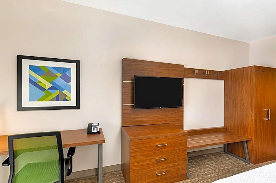 Holiday Inn Express Hotel & Suites Birmingham - Inverness 280 By IHG