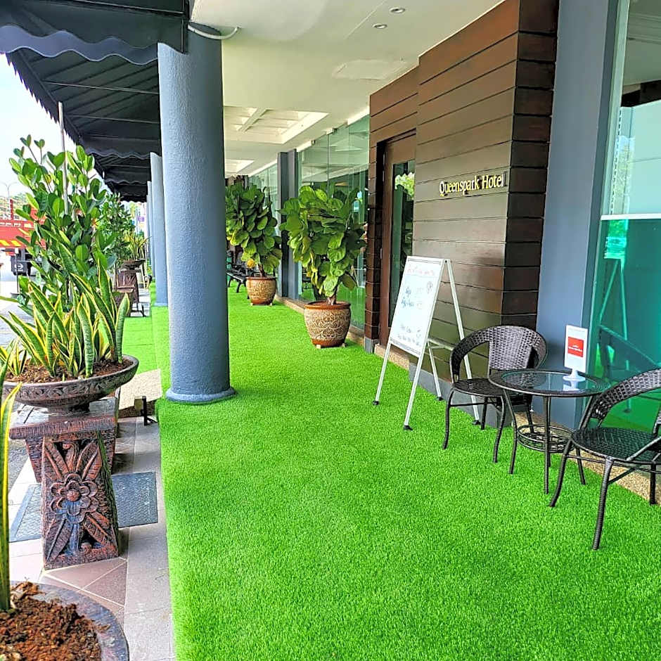 Queenspark Lovita Hotel