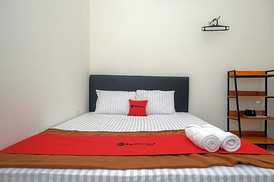 RedDoorz near Alun Alun Magelang 2