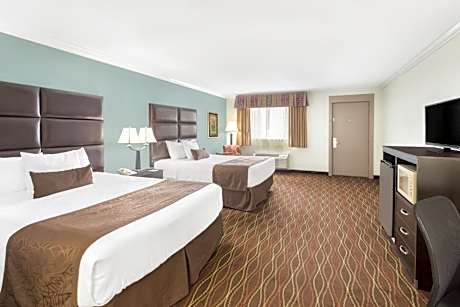 Queen Room with Two Queen Beds and Bath Tub - Mobility Accessible/Non-Smoking