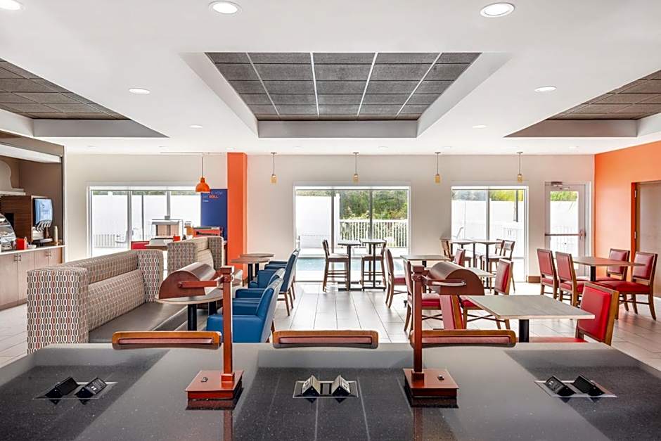 Holiday Inn Express & Suites Spring Hill By IHG