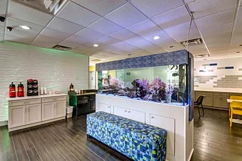 Emerald Coast Inn & Suites