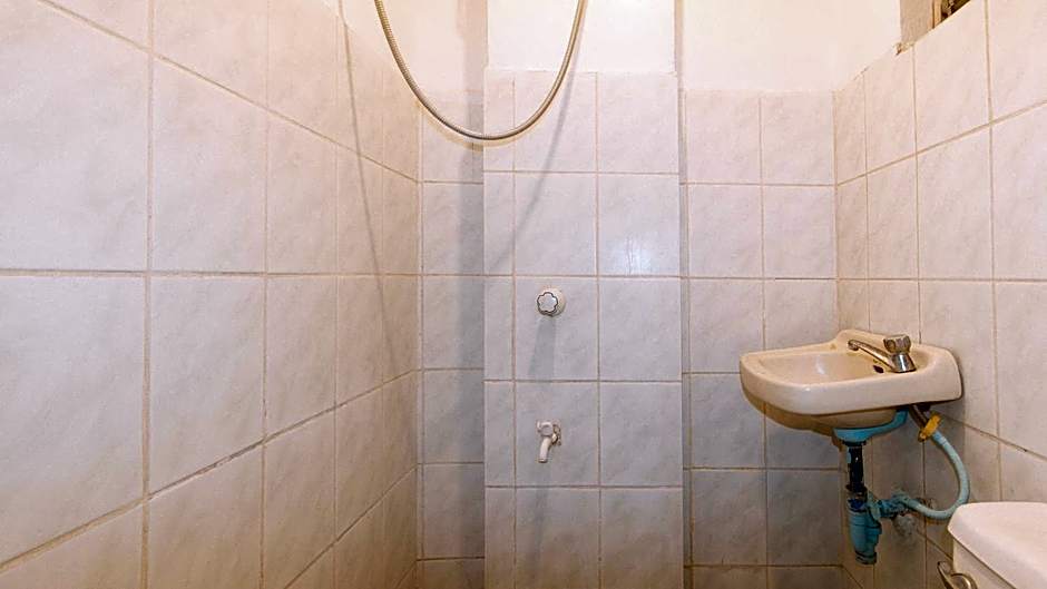 RedDoorz at La Maria Pension And Tourist Inn