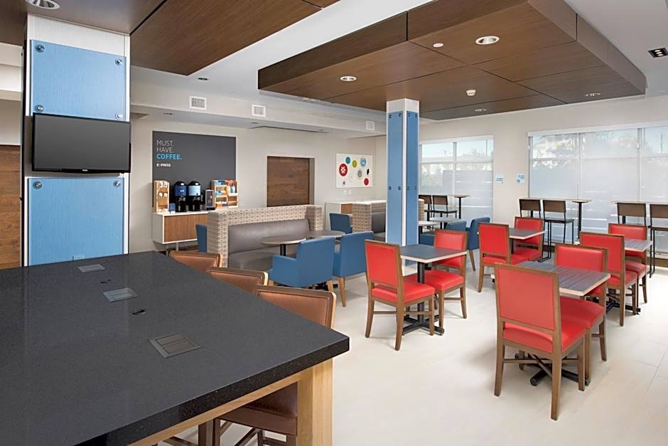 Holiday Inn Express & Suites San Antonio North - Windcrest By IHG