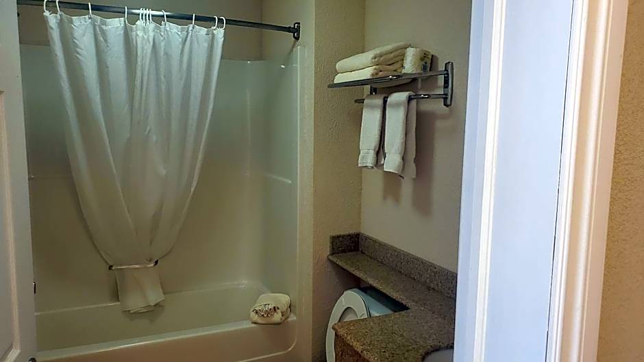 Shoreside Inn & Suites