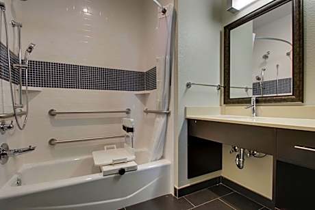 King Studio Suite with Mobility Accessible Tub - Non-Smoking