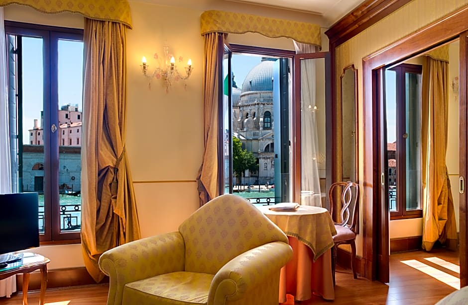 Hotel Monaco & Grand Canal