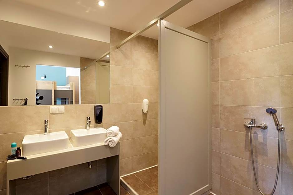 Local Hostel & Suites