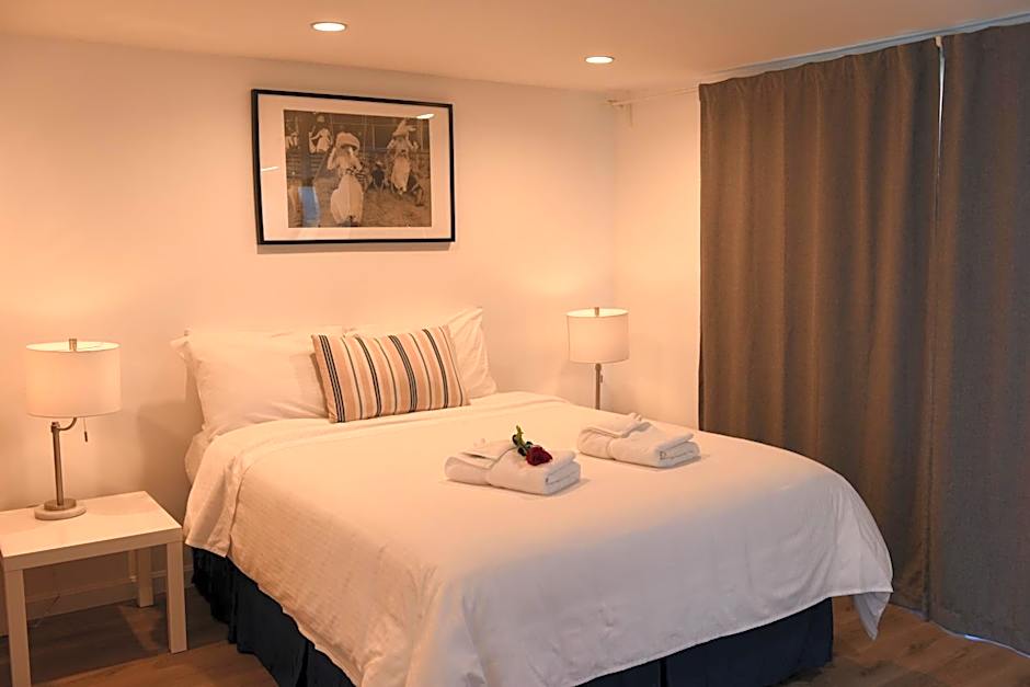 Photo 1 of 5 of Deluxe 1 Queen Bed
