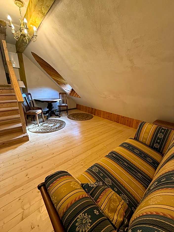 Apartament w Zabytkowej Stajni nad Jeziorem z Dostepem do Parku i Sasiedztwem XIX wiecznego Dworku Modrzewiowego