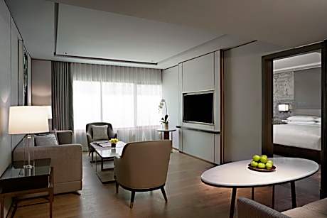 One-Bedroom Suite with Lounge Access