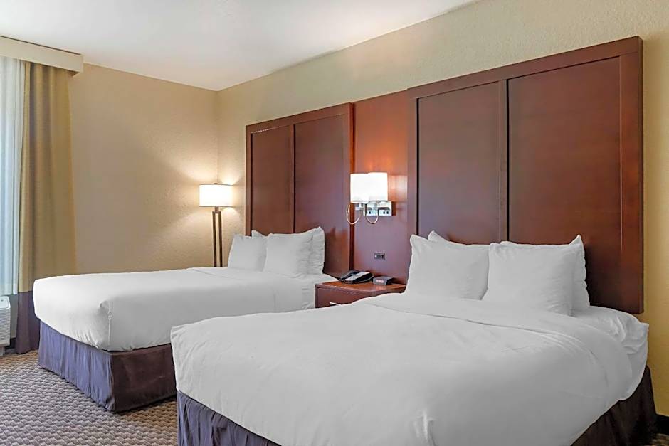 Comfort Inn & Suites Near Six Flags & Medical Center