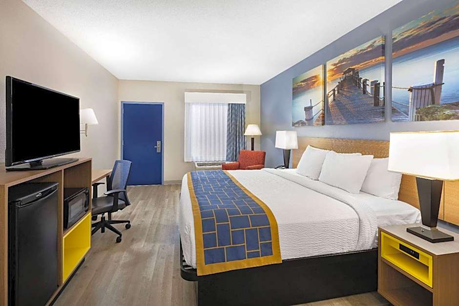 Days Inn & Suites by Wyndham Savannah Midtown