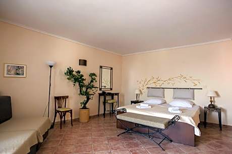 Family Room (3 Adults + 2 Children)