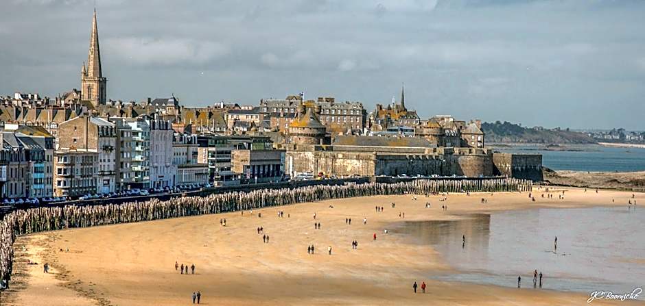 Les Ambassadeurs, Logis Hotel, sa crêperie et son rooftop - Saint Malo Plage
