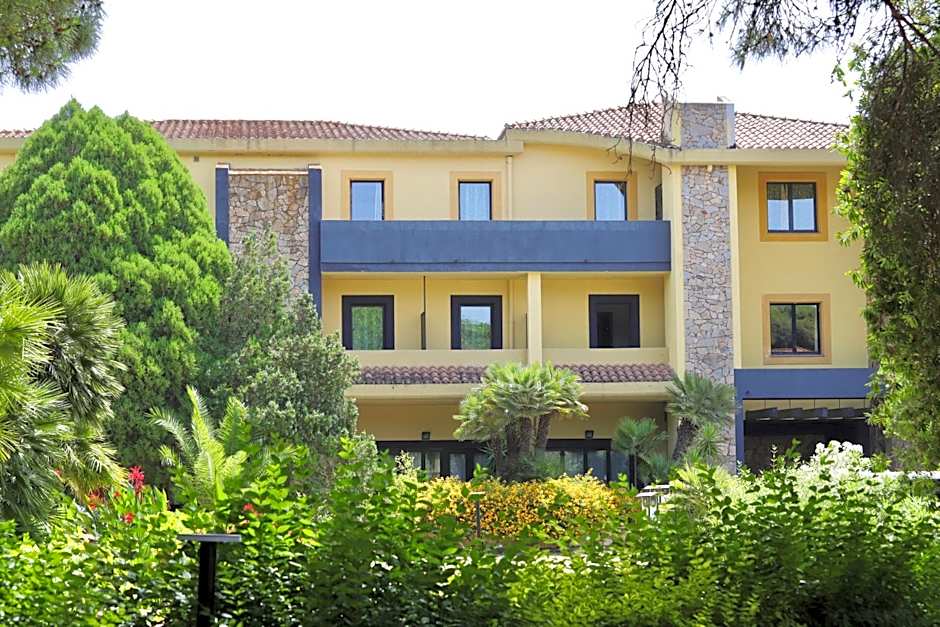 Hotel with swimming-pool in Arborea just 600 meters from the sea