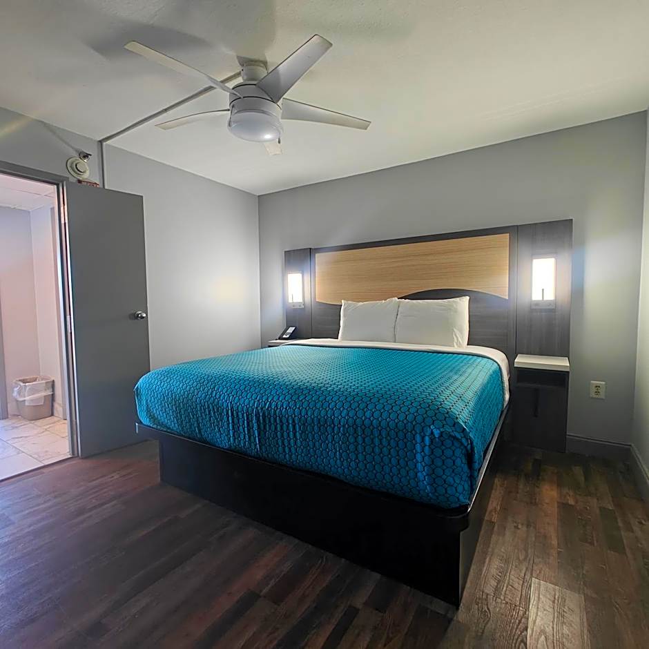 Mountain Vista Inn & Suites - Walking Distance to the Island