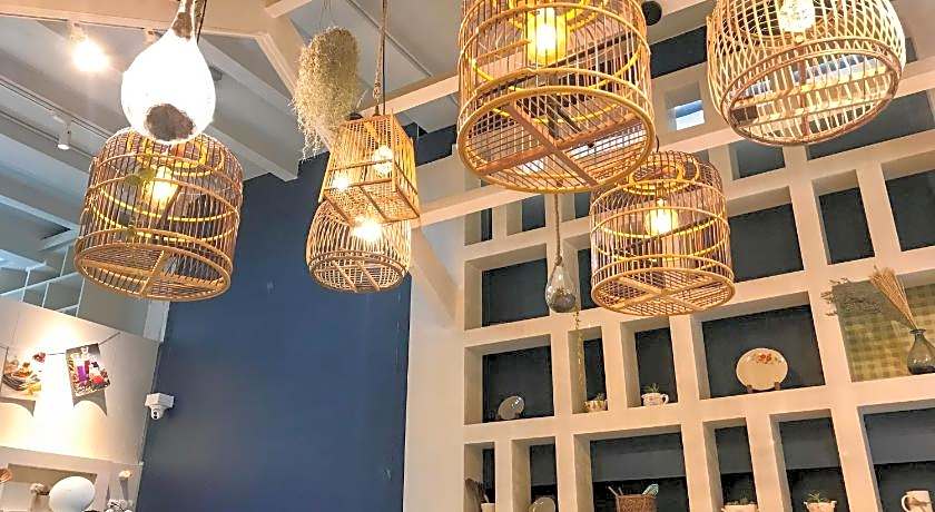 Kinnon Deluxe Hostel Coworking Cafe