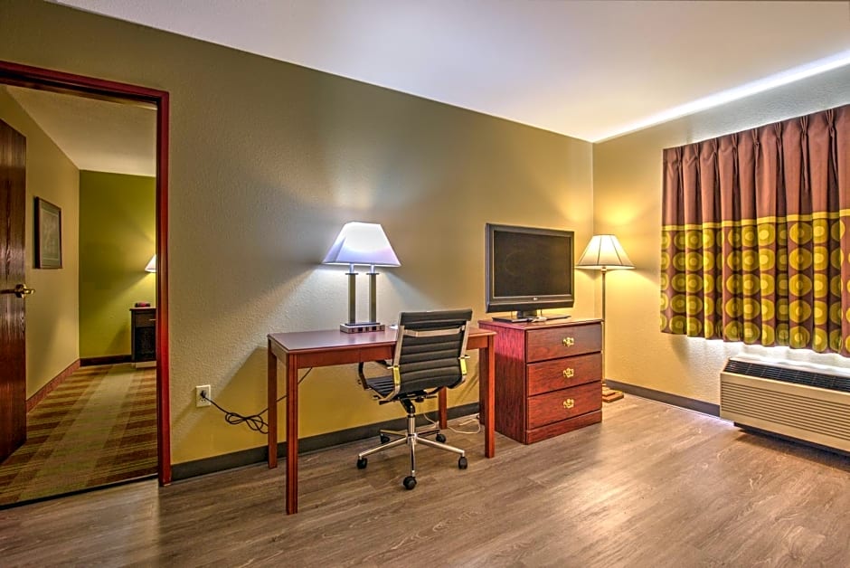 Super 8 by Wyndham Waterloo