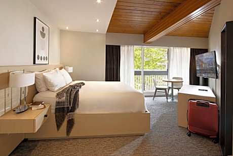 Superior Queen Room with Bath