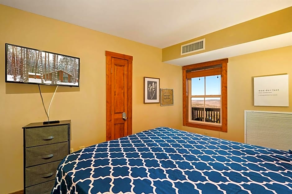 HH 207 Ski-InOut Sunrise Views Village Steps Sleeps 4